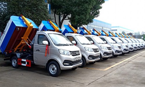 國六長安勾臂垃圾車批量發(fā)車